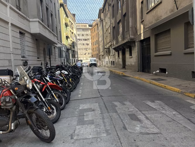 Excelente Oficina o Depto. frente Cerro Santa Lucia