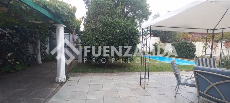 Casa en venta de 5 dorm. en La Reina