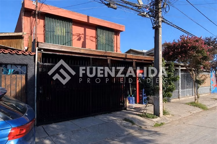 Casa en venta de 5 dorm. 3 baños en Maipú!