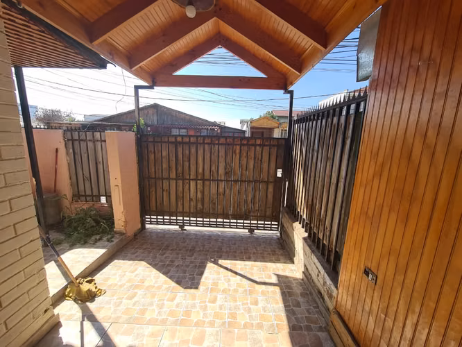 SE VENDE HERMOSA CASA 3 DORM 2 BAÑO C/ESTACIONAMIENTO - MAIPU