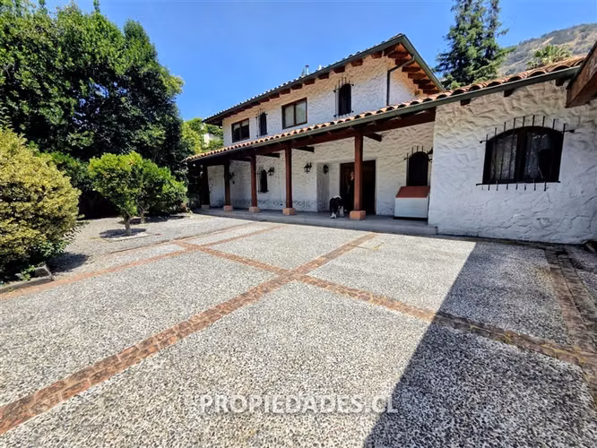 Casa en arriendo de 5 dorm. en Lo Barnechea