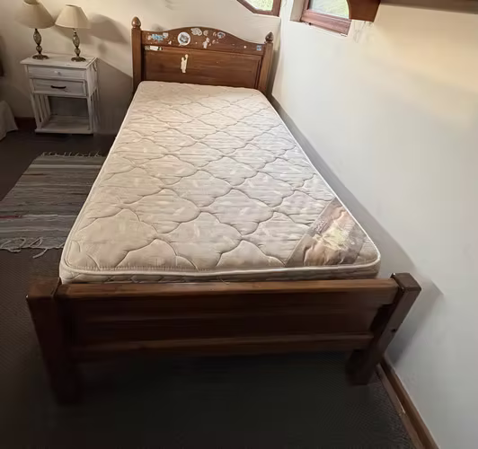 2 Camas 1 1/2 plaza madera noble por $100.000