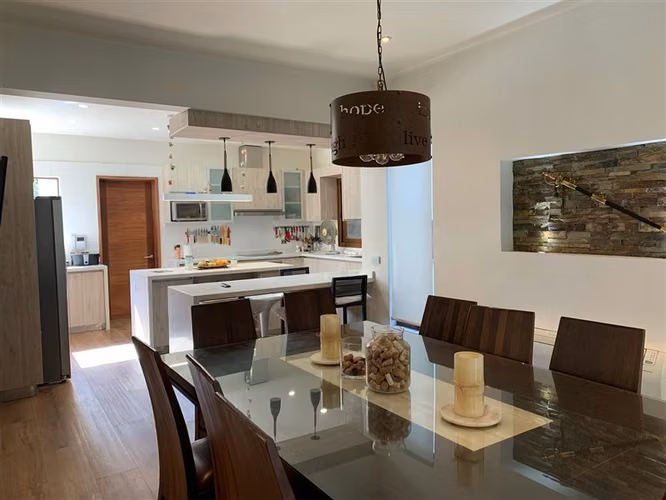 Gran casa moderna en terreno de 1300 metro en Chicureo