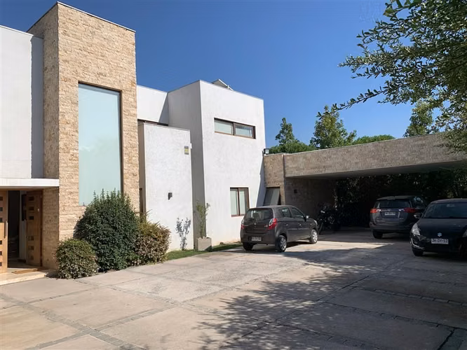 Gran casa moderna en terreno de 1300 metro en Chicureo