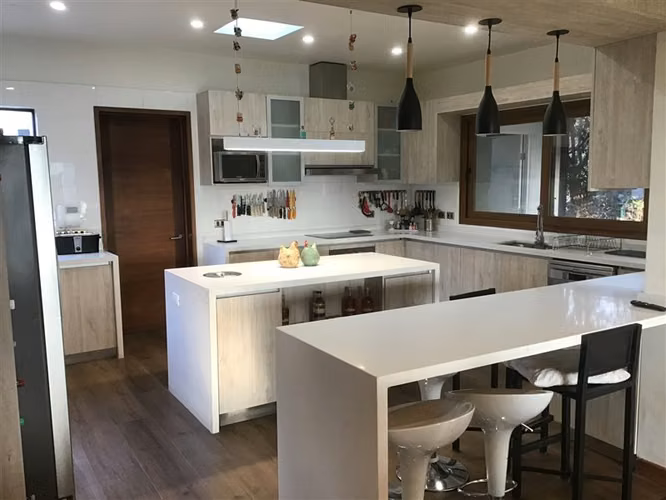 Gran casa moderna en terreno de 1300 metro en Chicureo