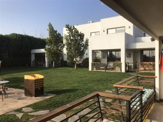 Gran casa moderna en terreno de 1300 metro en Chicureo