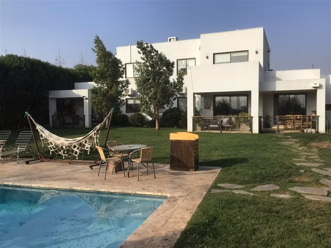 Gran casa moderna en terreno de 1300 metro en Chicureo