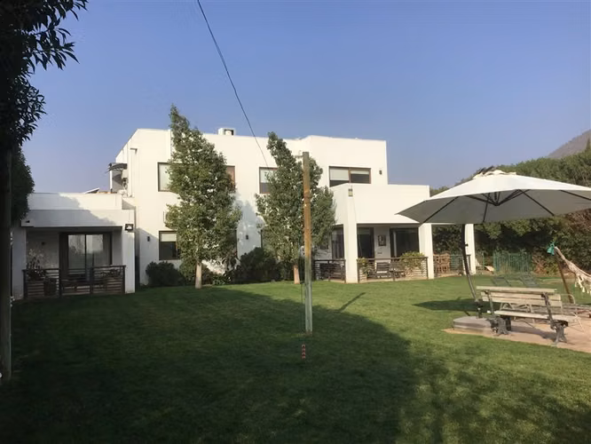 Gran casa moderna en terreno de 1300 metro en Chicureo