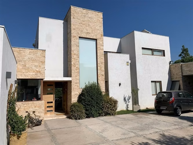 Gran casa moderna en terreno de 1300 metro en Chicureo