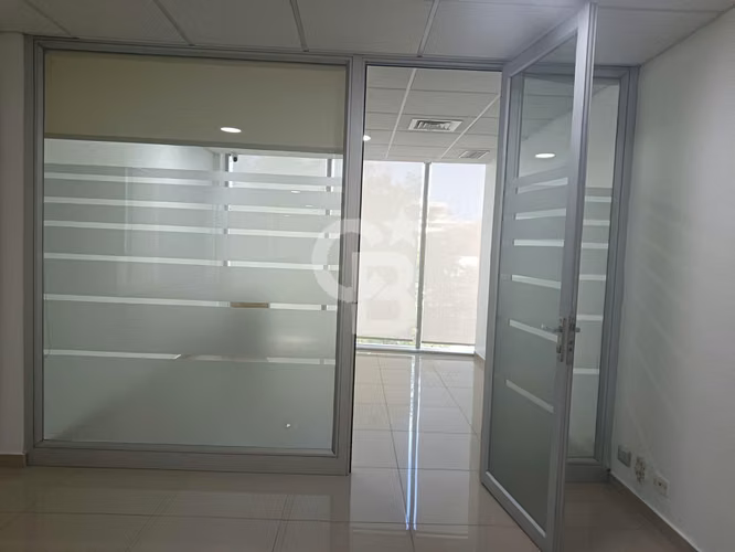 Amplia Oficina con Privado y Sala / metro Pedro de Valdivia - Imagen 14