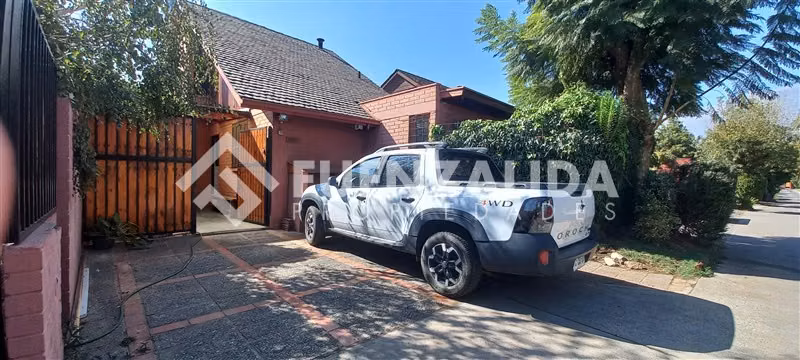 Casa en venta de 4 dorm. en condominio en La Reina,