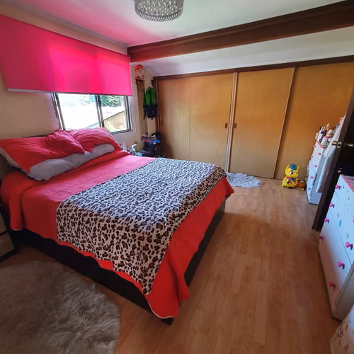  ¡AMPLIA CASA EN LA CISTERNA! 7 DORMITORIOS + QUINCHO + 5 ESTACIONAMIENTOS | 360 M² - Imagen 7