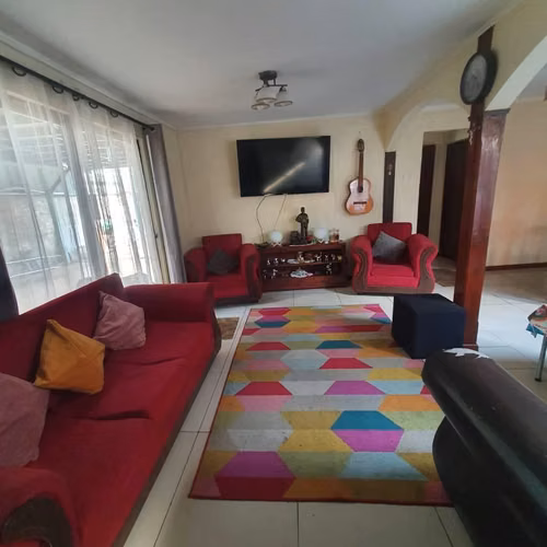  ¡AMPLIA CASA EN LA CISTERNA! 7 DORMITORIOS + QUINCHO + 5 ESTACIONAMIENTOS | 360 M² - Imagen 2