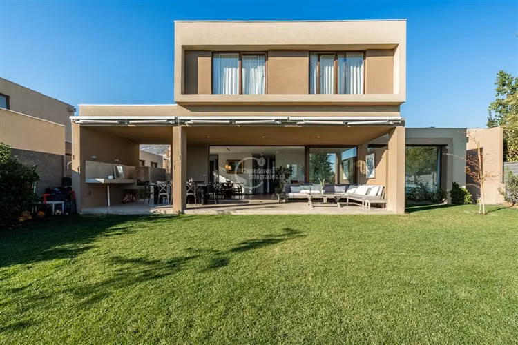 Casa en venta de 5D/4B en Piedra Roja Chicureo