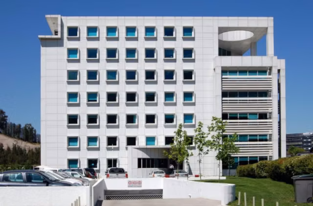 Arriendo OFICINA en Edificio Pionero en Ciudad Empresarial