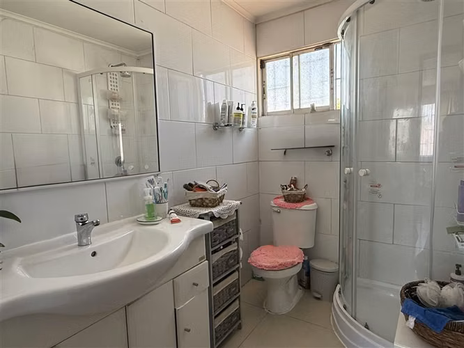 Casa en venta 2 pisos en pasaje cerrado de 5D 2B en La Reina