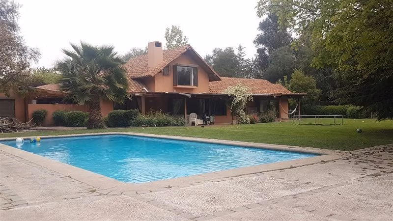 Casa en arriendo de 5 dorm. en Colina