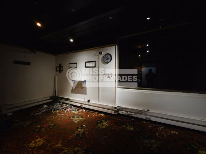 ARRIENDO - LOCAL COMERCIAL EN ESQUINA ESTRETEGICA
