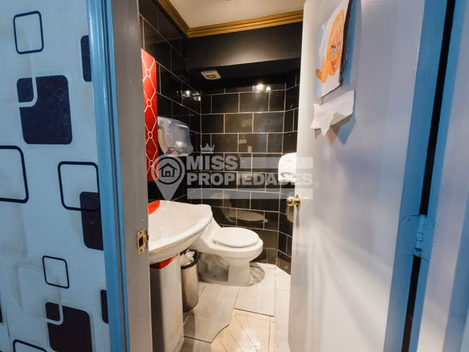 ARRIENDO - LOCAL COMERCIAL EN ESQUINA ESTRETEGICA