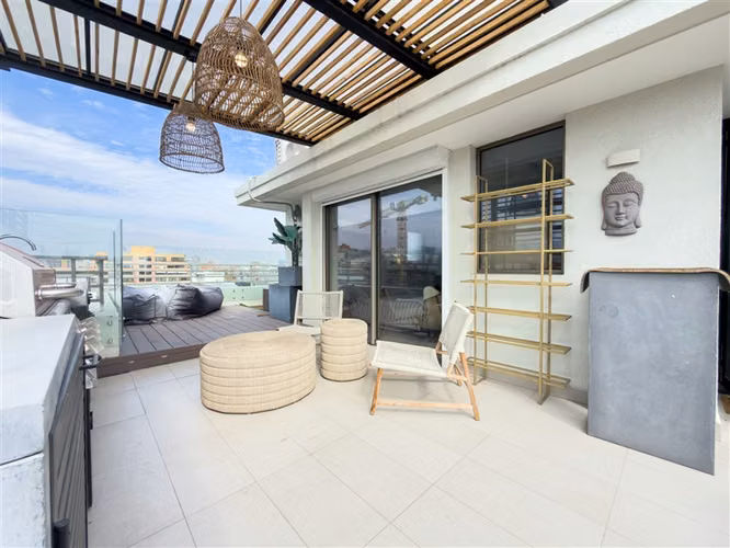 Penthouse en arriendo 3 dorm. 3 baños más servicios Vitacura