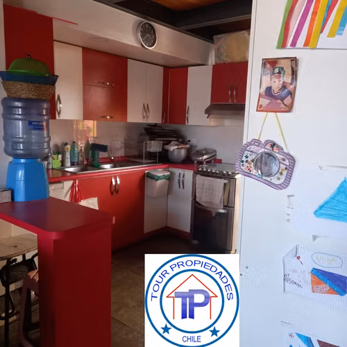 Amplia casa 4 niveles / REGULARIZADA/ Central / Iquique