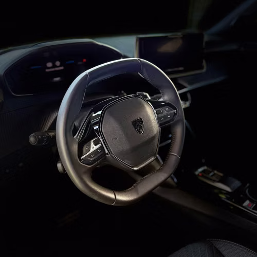 Peugeot 2008 HYBRID MHEV 136 (2025)