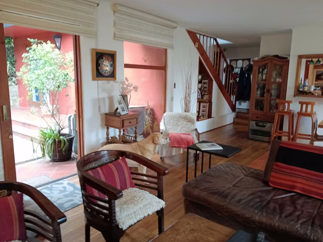 Espaciosa Casa con Excelente Conectividad (160412)