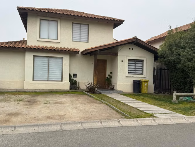 CASA FRENTE A PLAZA CON ACCESO A LAGUNA  AIRES DE CHICUREO