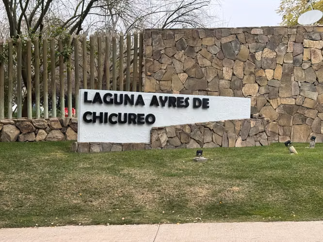 CASA FRENTE A PLAZA CON ACCESO A LAGUNA  AIRES DE CHICUREO