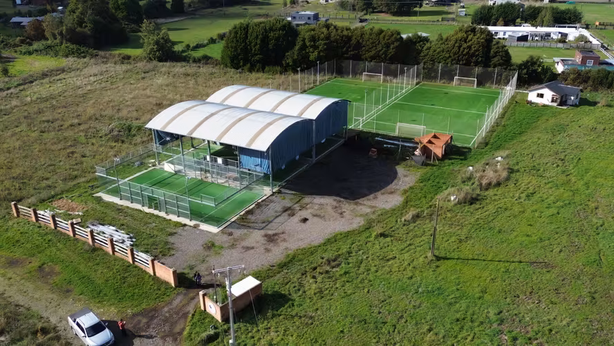 VENTA PARCELA CON INFRAESTRUCTURA DEPORTIVA Y CABAÑA