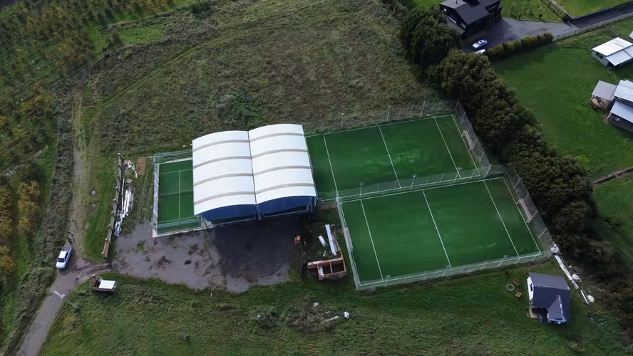 VENTA PARCELA CON INFRAESTRUCTURA DEPORTIVA Y CABAÑA