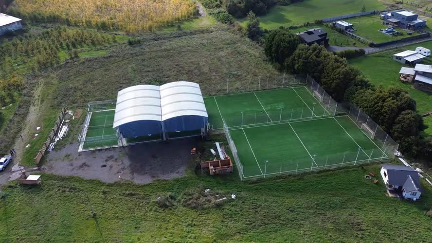 VENTA PARCELA CON INFRAESTRUCTURA DEPORTIVA Y CABAÑA