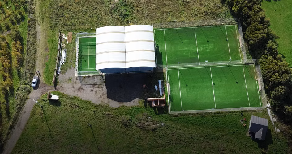 VENTA PARCELA CON INFRAESTRUCTURA DEPORTIVA Y CABAÑA