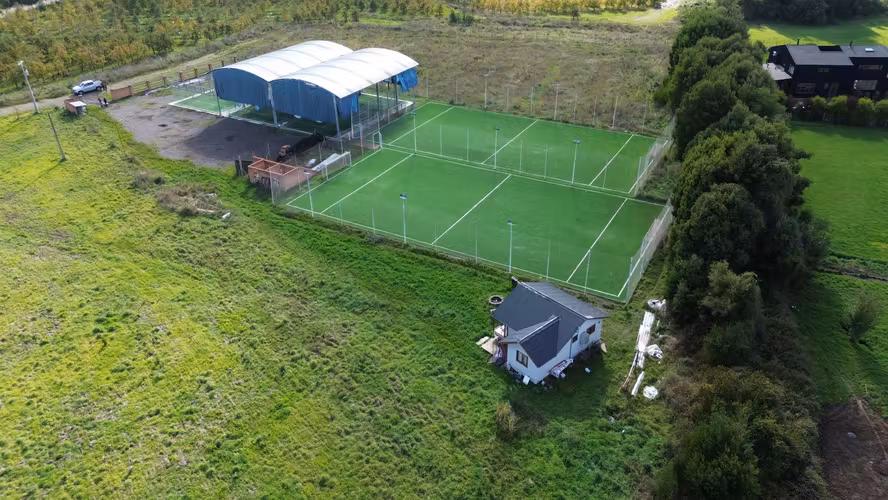 VENTA PARCELA CON INFRAESTRUCTURA DEPORTIVA Y CABAÑA - Imagen 9