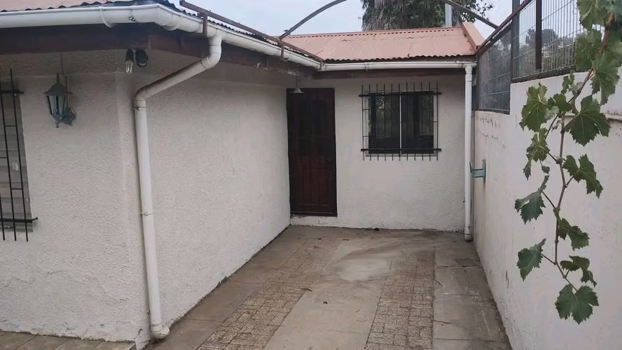 CASA CON PISCINA Y QUINCHO EN BARROS ARANA, QUILPUE