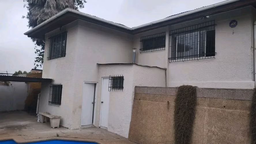 CASA CON PISCINA Y QUINCHO EN BARROS ARANA, QUILPUE