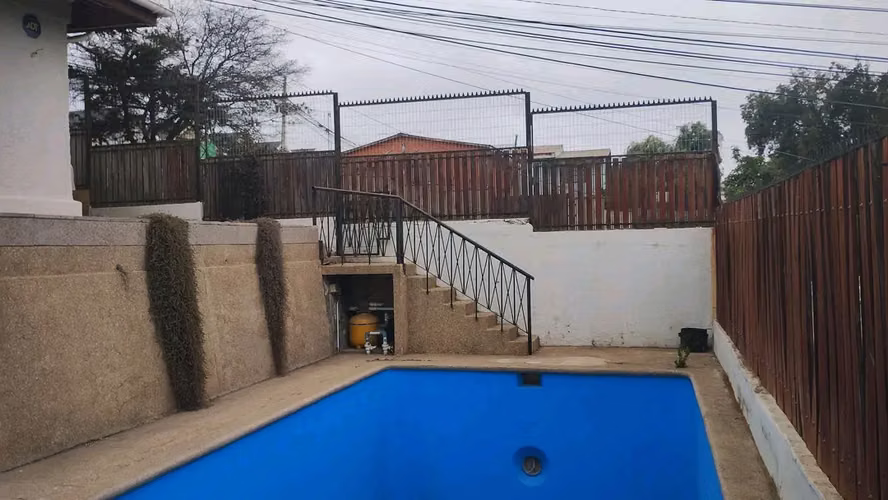 CASA CON PISCINA Y QUINCHO EN BARROS ARANA, QUILPUE