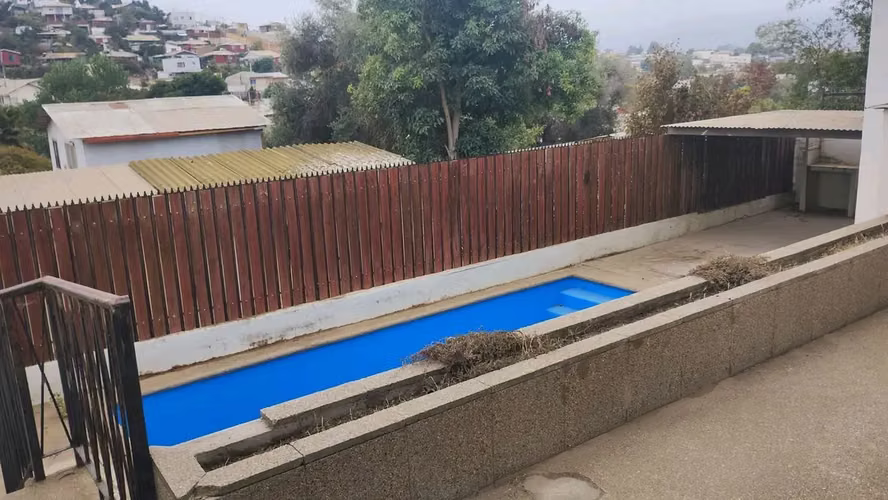 CASA CON PISCINA Y QUINCHO EN BARROS ARANA, QUILPUE