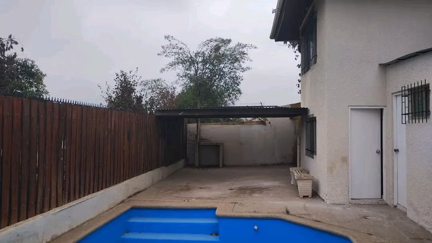 CASA CON PISCINA Y QUINCHO EN BARROS ARANA, QUILPUE