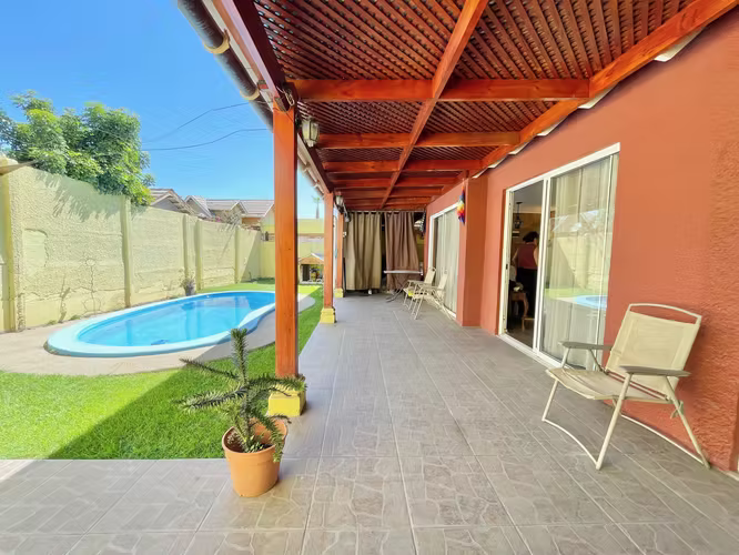 CASA EN BARRIO TRANQUILO / PISCINA / 4D-3B