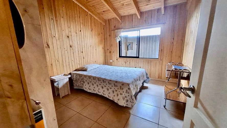 CASA EN PARCELA CON ESPACIOS CÁLIDOS Y FAMILIARES