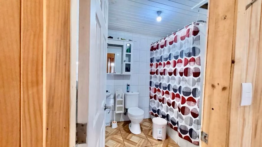 CASA EN PARCELA CON ESPACIOS CÁLIDOS Y FAMILIARES