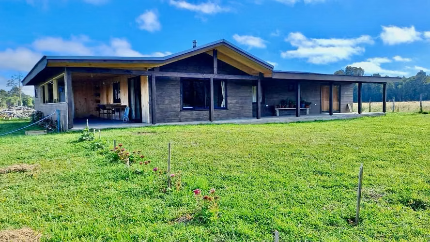 CASA EN PARCELA CON ESPACIOS CÁLIDOS Y FAMILIARES