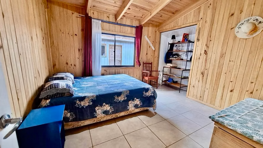 CASA EN PARCELA CON ESPACIOS CÁLIDOS Y FAMILIARES