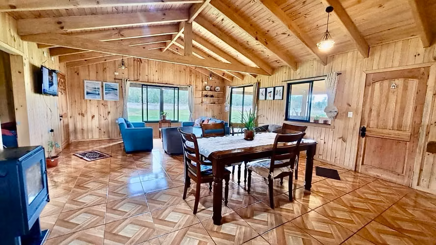 CASA EN PARCELA CON ESPACIOS CÁLIDOS Y FAMILIARES