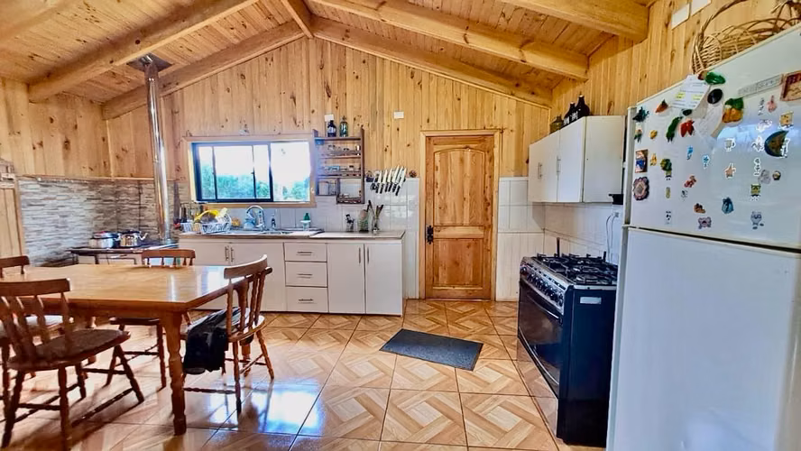 CASA EN PARCELA CON ESPACIOS CÁLIDOS Y FAMILIARES