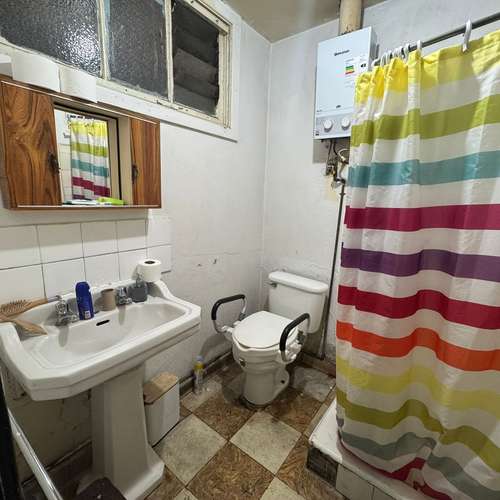 SE VENDE AMPLIA CASA CON POTENCIAL COMERCIAL - Imagen 17