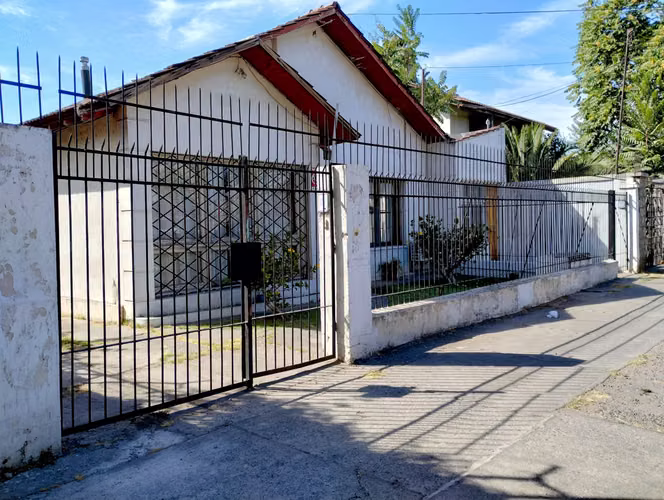CASA CON EXTRAORDINARIO TERRENO DE 888 M2