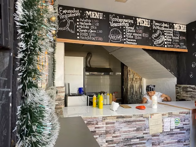 CASA CON 2 LOCALES COMERCIAL Y 2 DEPTO AV BRASIL