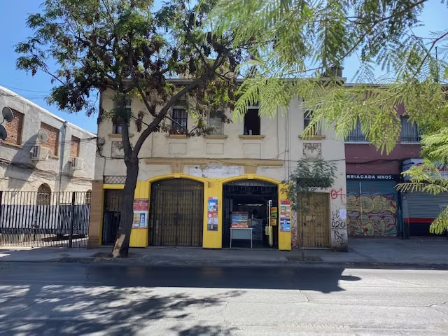 CASA GRANDE ANTIGUA SOLIDA DE DOS PISOS EN SANTIAGO CENTRO